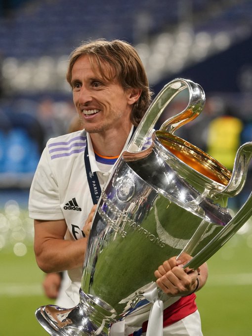 尤文图斯因弗拉霍维奇伤势和薪资问题，被迫考虑续约，但转会市场无明显替代人选，形势艰难。